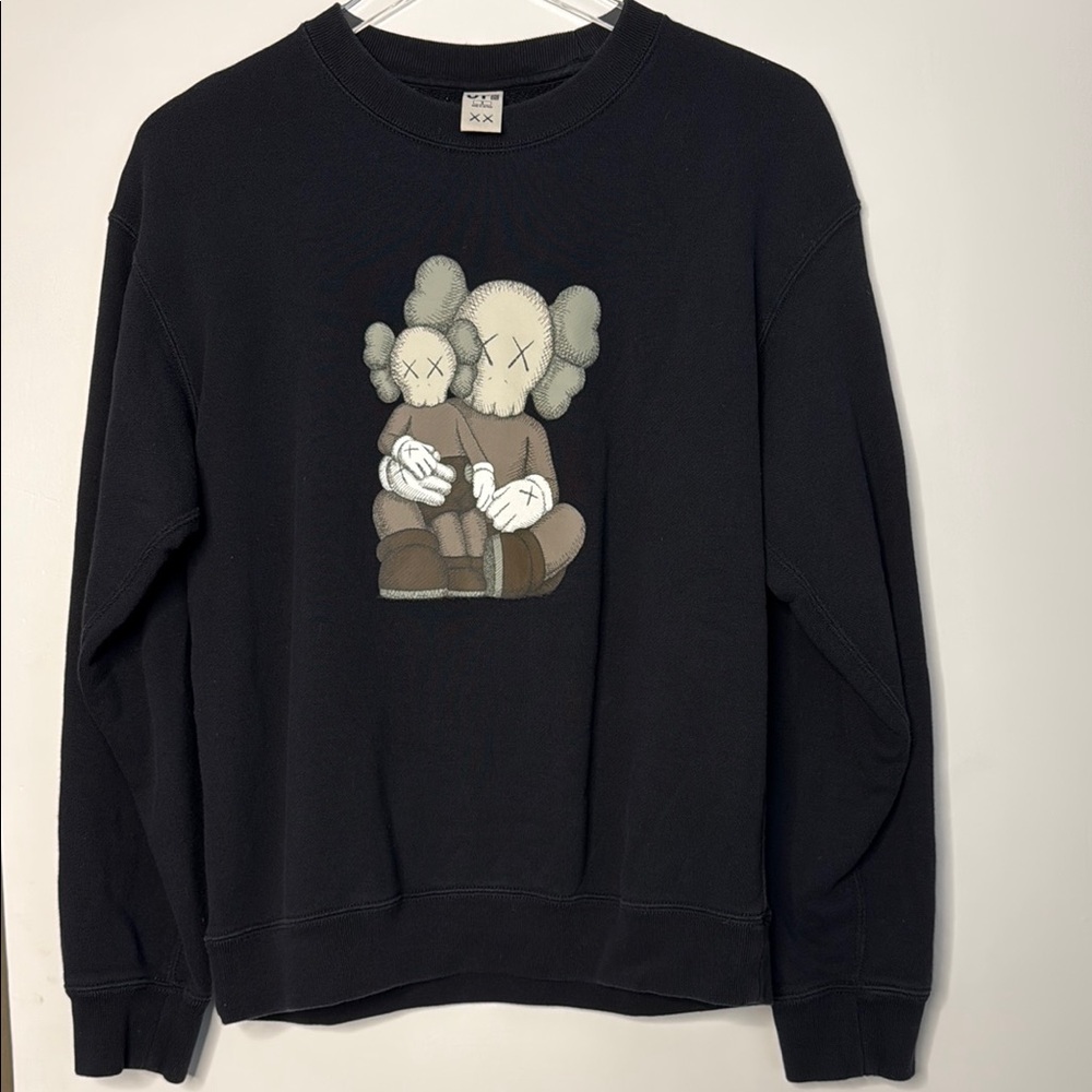 Uniqlo x KAWS sweatshirt crewneck size small
